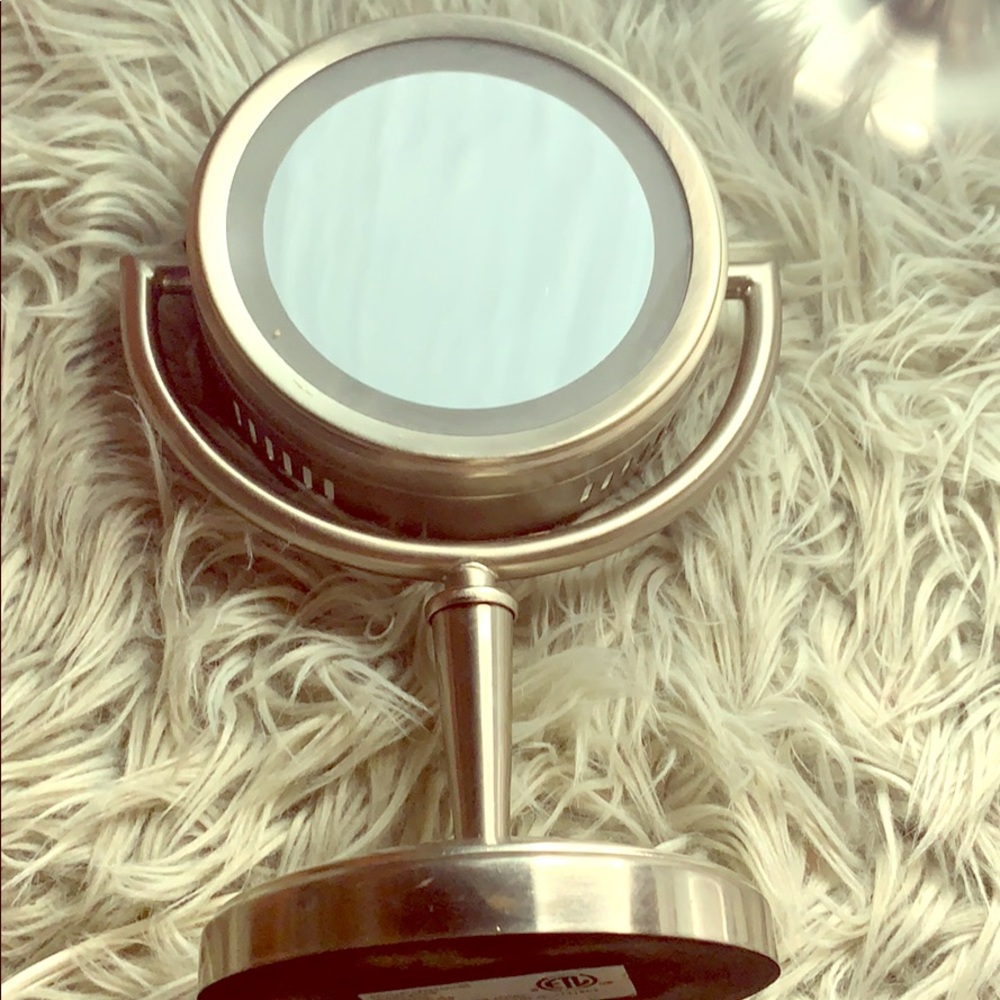 Vanity magnify mirror